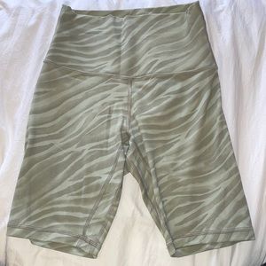 lululemon green zebra print Align biker shorts- 6in inseam- size 4